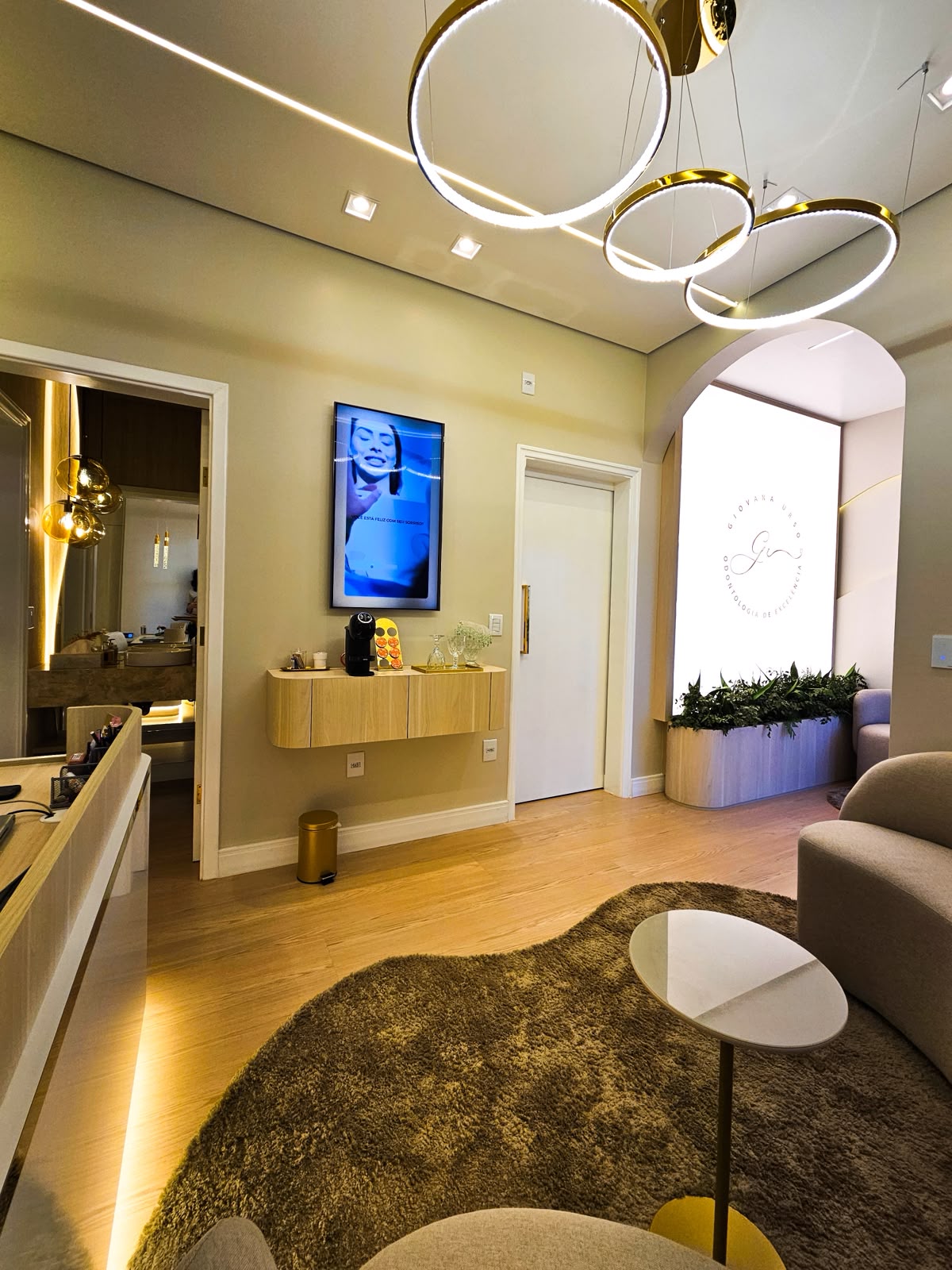 Ambiente interno com luminárias circulares